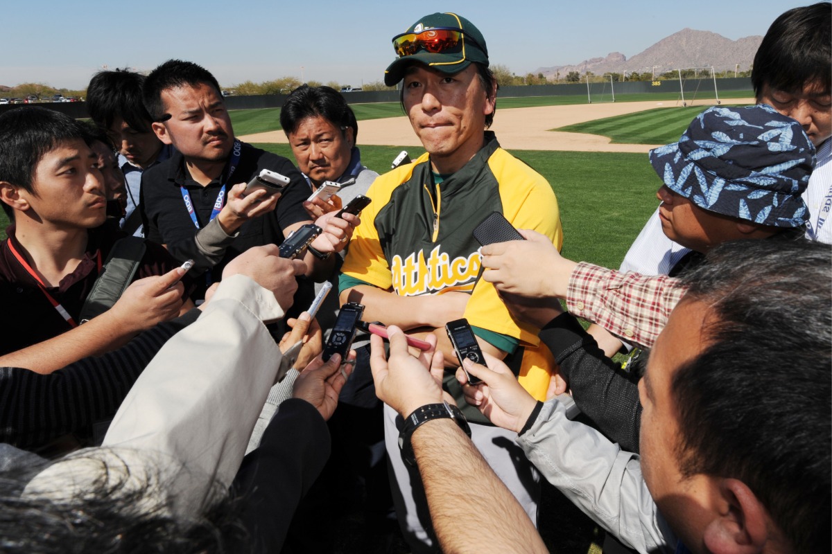 囲み取材に応じた際のアスレチックス在籍時の松井秀喜【写真：アフロ】