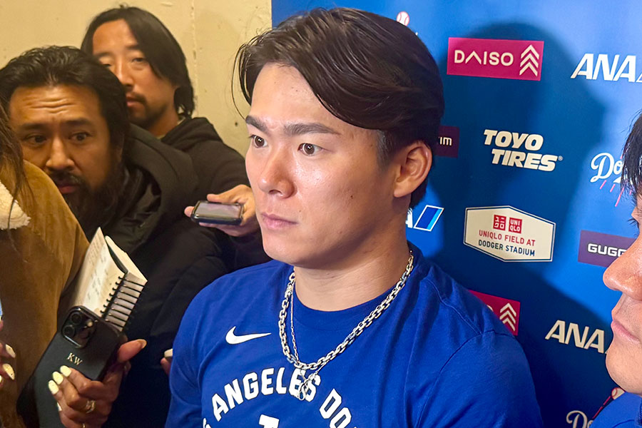 試合後の取材に応じたドジャース・山本由伸【写真：小谷真弥】