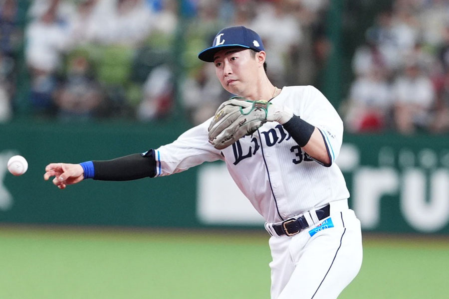 西武・山村崇嘉【写真：小林靖】