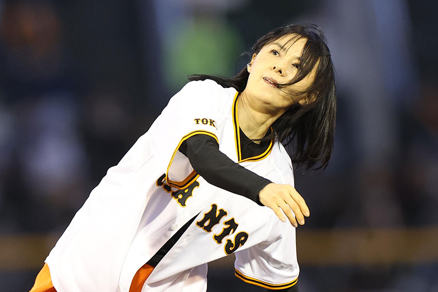 始球式に登場した井森美幸さん【写真提供：産経新聞社】