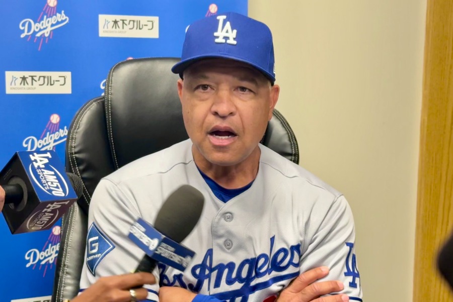 試合後、取材に応じるドジャースのデーブ・ロバーツ監督【写真：小谷真弥】