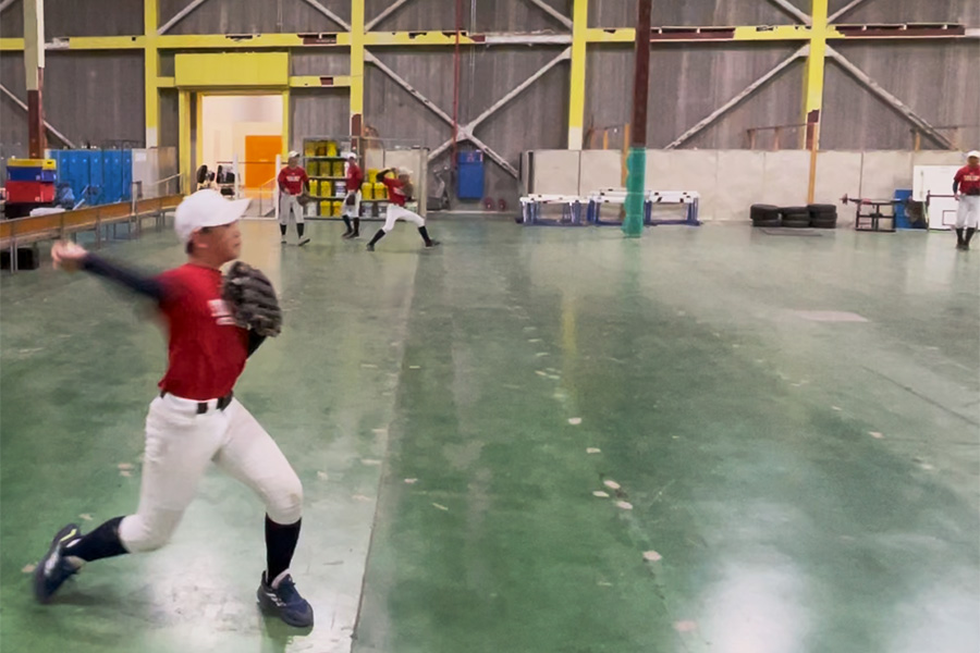 2つの球を使ってボール回しをする選手たち【写真：高橋幸司】