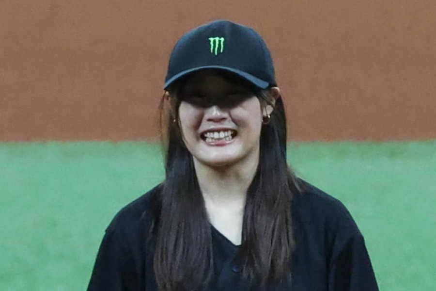 日本ハム戦でファーストピッチを行ったスノボード女子の村瀬心椛【写真提供：産経新聞社】