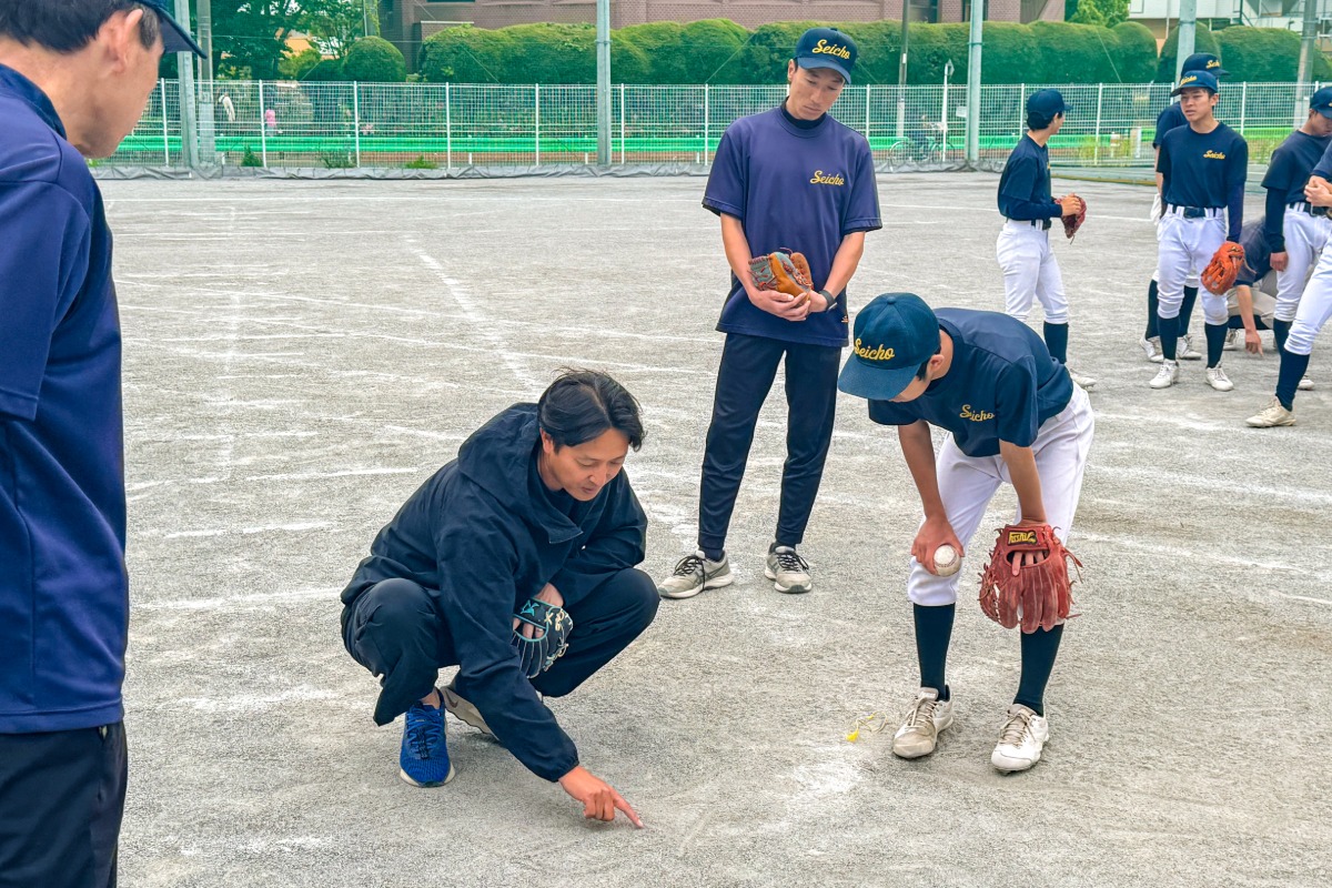 球児の質問に図を描きながら答える岩隈氏【写真：佐藤直子】