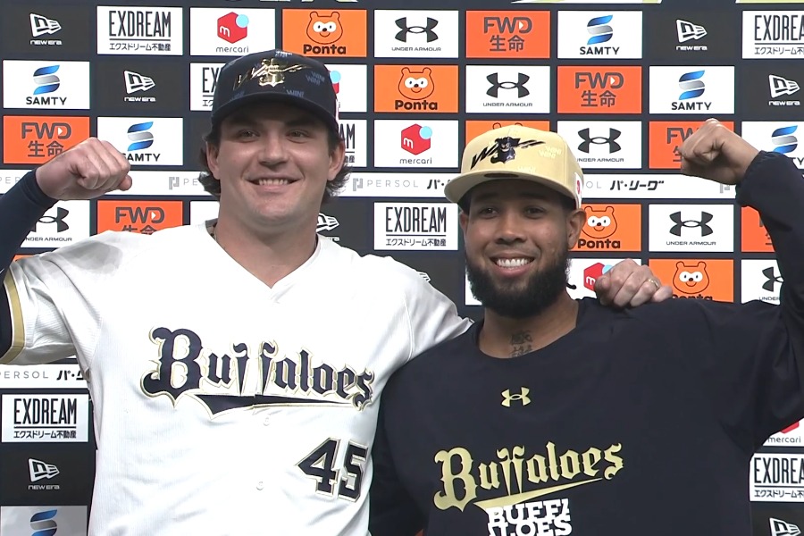 お立ち台に上がったオリックスのボブ・シーモア（左）とアンダーソン・エスピノーザ【画像：パーソル パ・リーグTV】