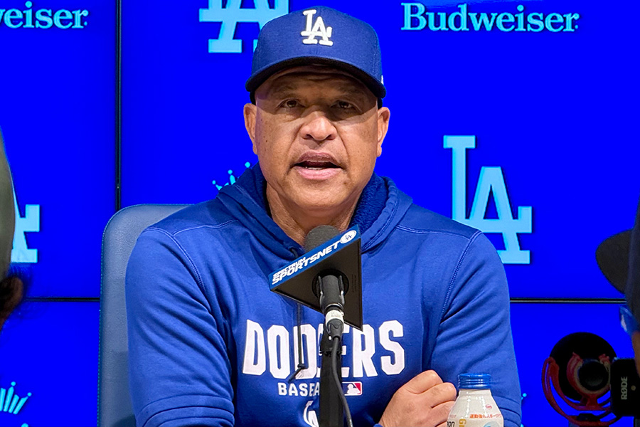 カブス戦前、取材に応じたドジャースのデーブ・ロバーツ監督【写真：小谷真弥】