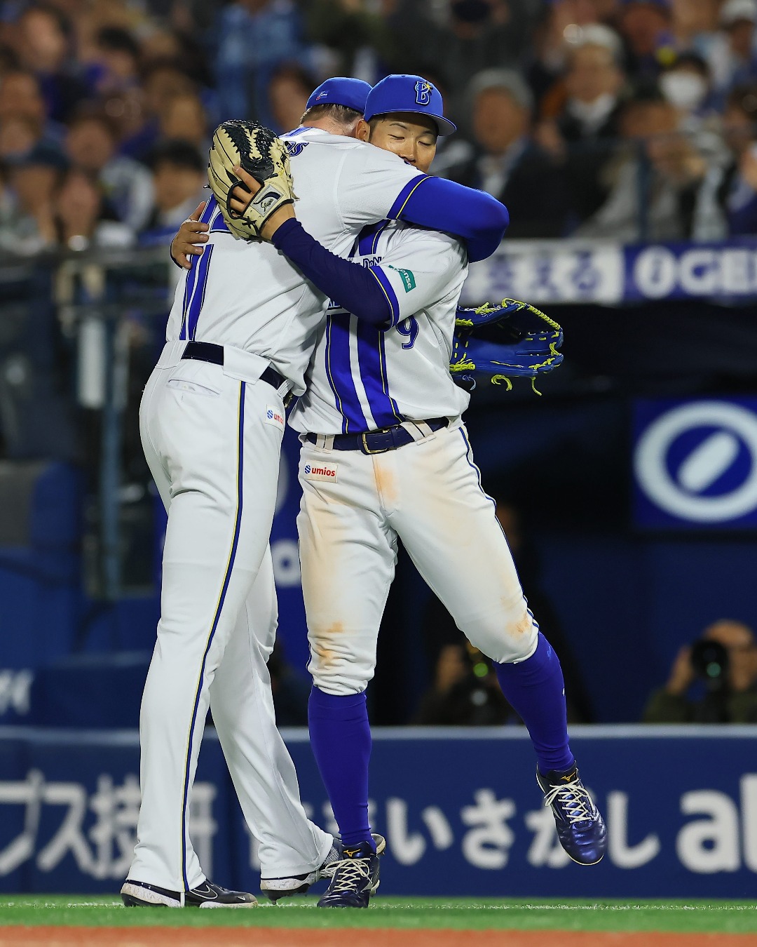 「自分より大きい人に抱きしめられたのは初めてなので」【写真提供：産経新聞社】