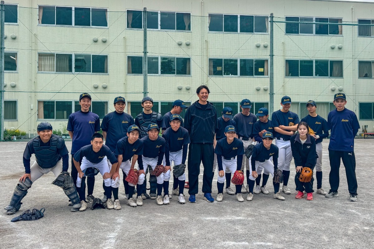 ベースボール部のメンバーたちと一緒に。今後も継続的な指導を行う予定だ【写真：佐藤直子】