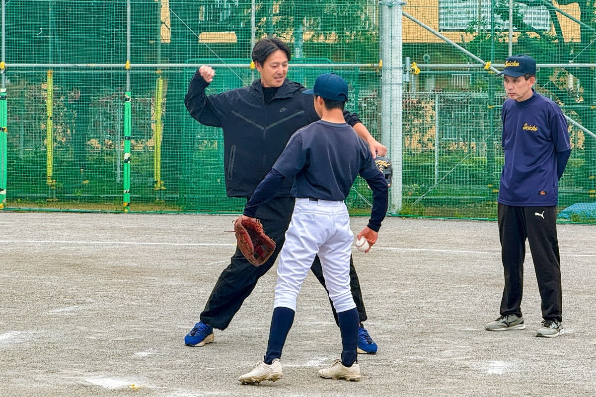 都立青鳥特別支援学校を訪れ、身ぶり手ぶりを交えながら分かりやすく指導する岩隈久志氏【写真：佐藤直子】