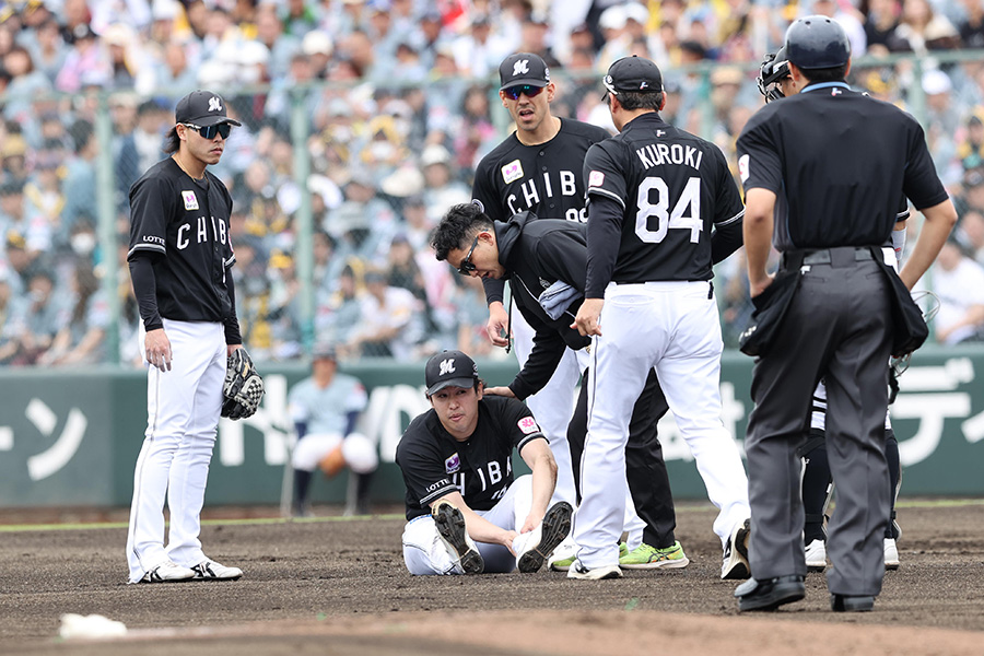 グラウンドに座り込むロッテ・種市篤暉（中央）【写真：栗木一考】