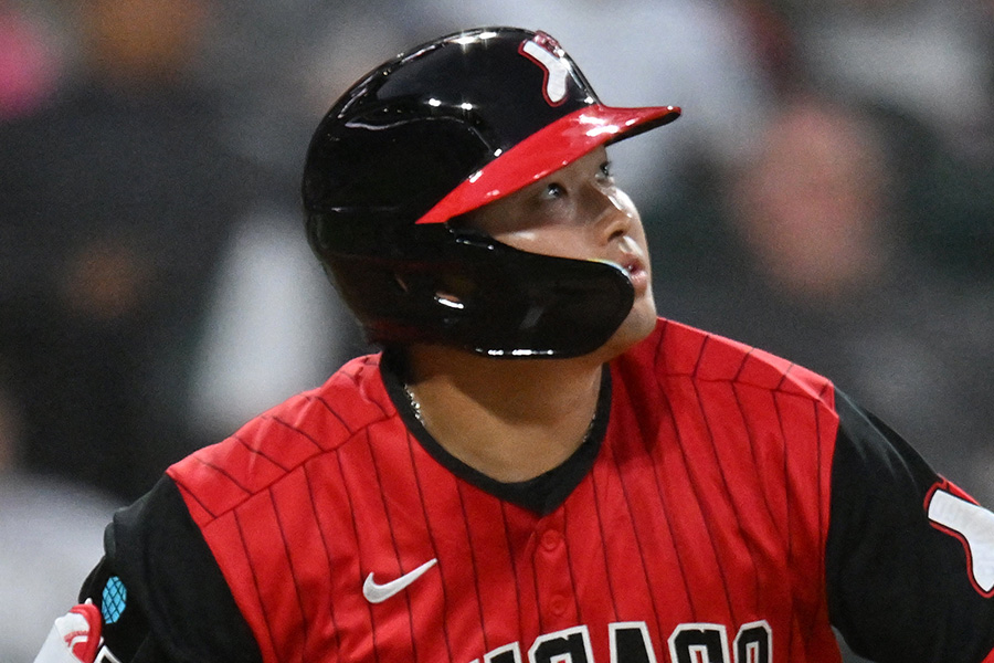 11号を放った村上宗隆【写真：ロイター】