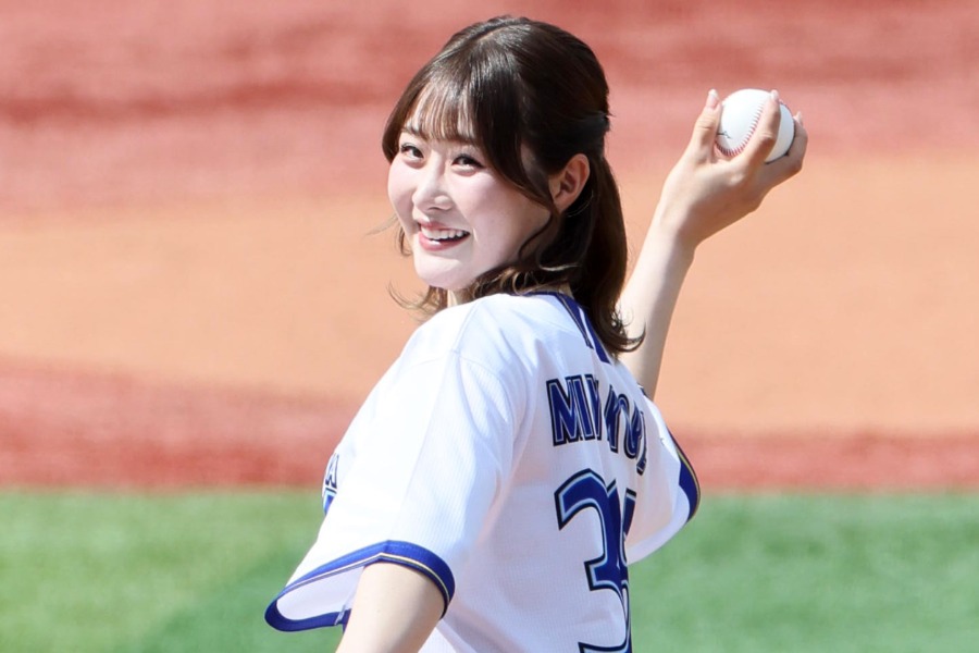 始球式に登場した女子プロゴルファーの都玲華さん【写真：産経新聞社】