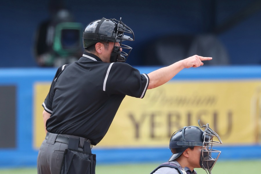 慶大-明大1回戦で球審を務めた溝内健介氏【写真：加治屋友輝】