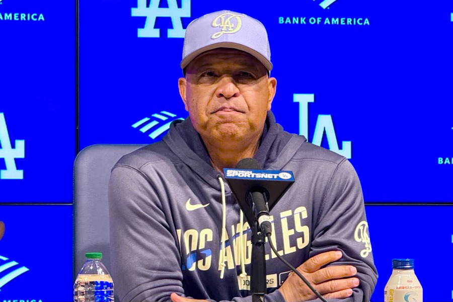 試合前、取材に応じるドジャースのデーブ・ロバーツ監督【写真：小谷真弥】