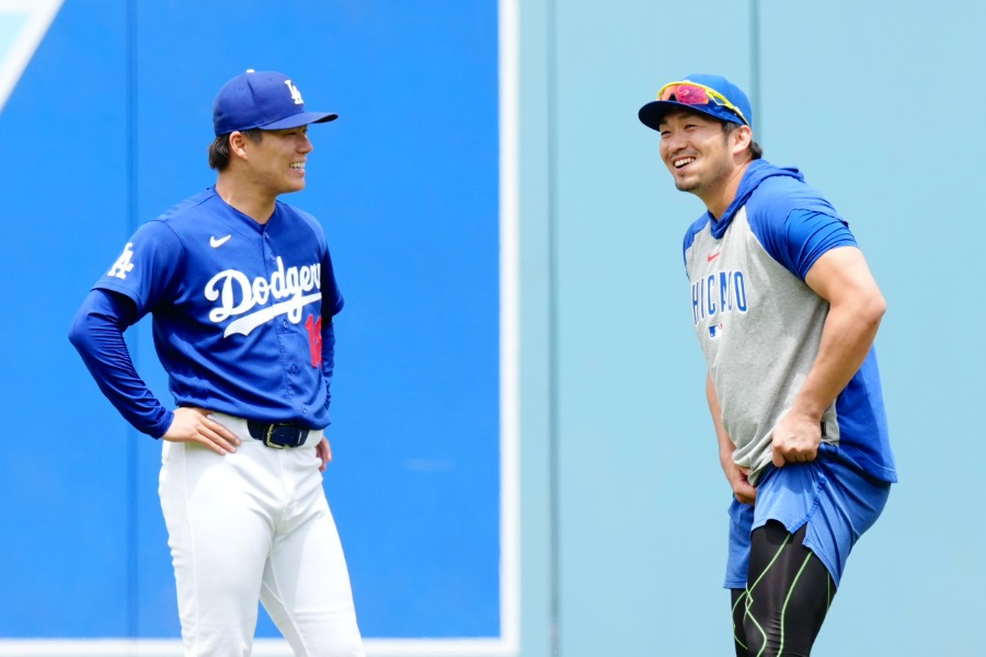 試合前に談笑するドジャース・山本由伸（左）とカブス・鈴木誠也【写真：黒澤崇】