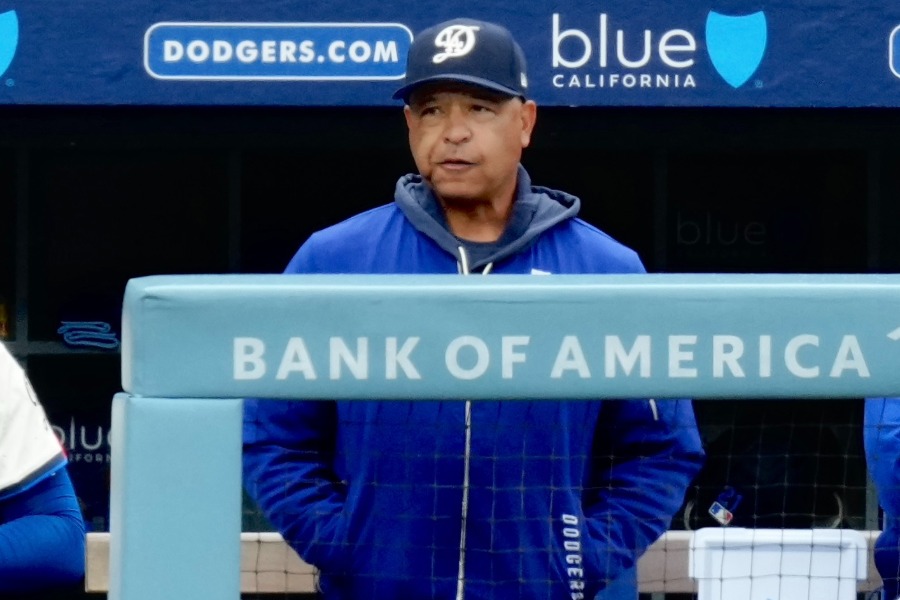 カブス戦で指揮を執るドジャースのデーブ・ロバーツ監督【写真：黒澤崇】