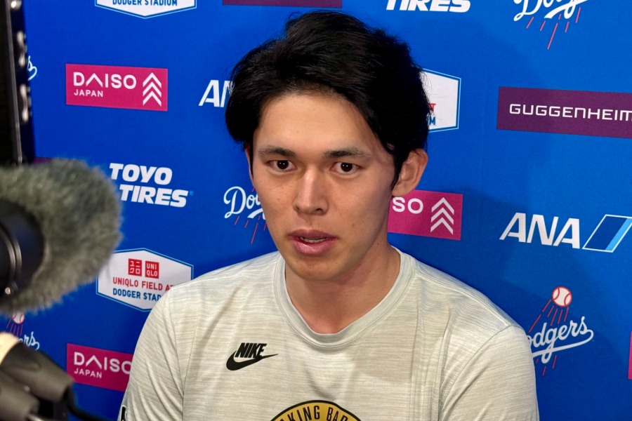 試合後、取材に応じるドジャース・佐々木朗希【写真：小谷真弥】