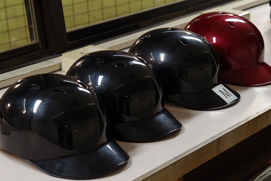 帽子型のヘルメット【写真：喜岡桜】