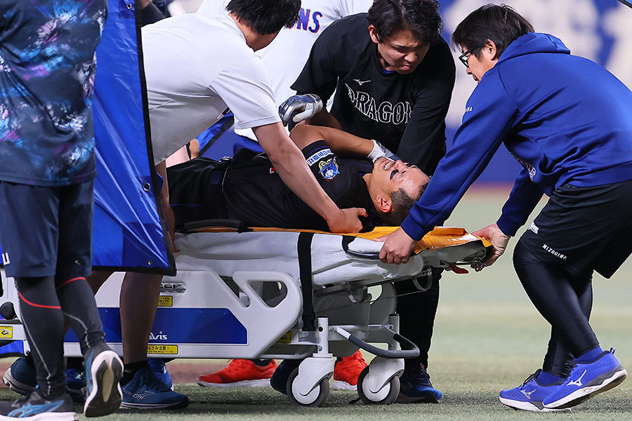 中日・川越誠司が担架で搬送された【写真提供：産経新聞社】