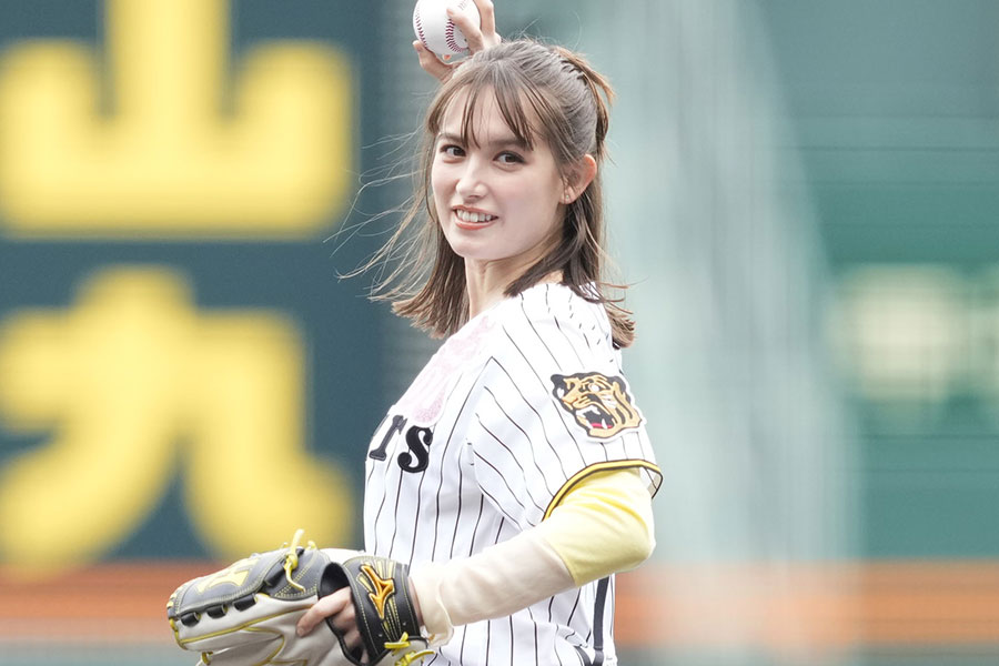 阪神-広島戦の始球式に登場したモデルのトラウデン直美さん【写真：産経新聞社】