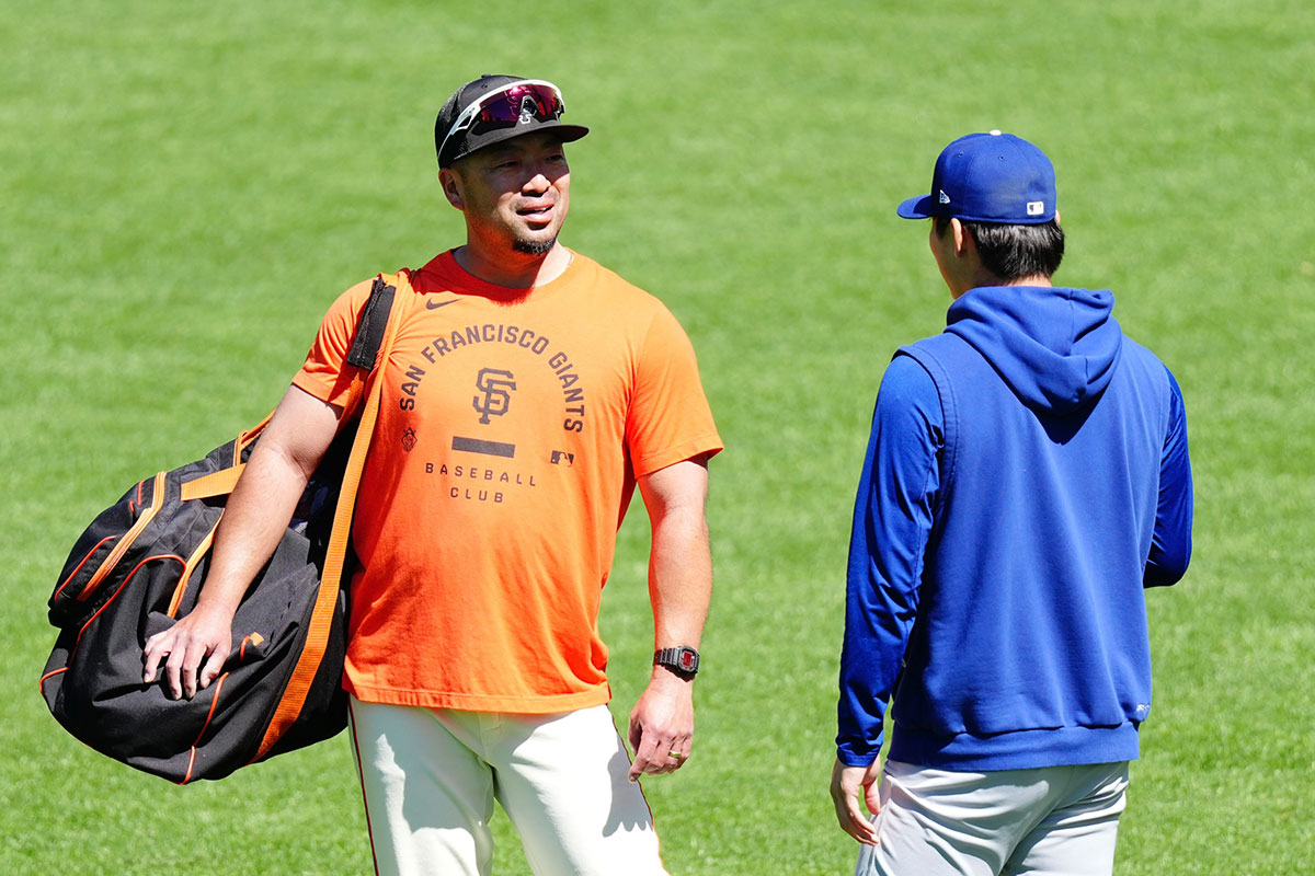 山本由伸（右）と談笑するジャイアンツの植松泰良クオリティ・コントロールコーチ【写真：黒澤崇】