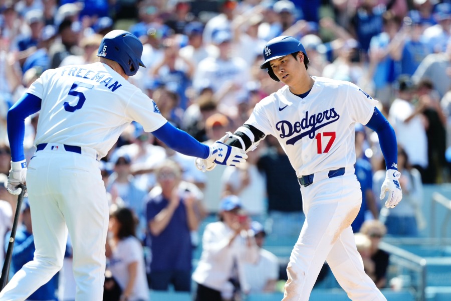 第4打席で6号ソロを放ったドジャース・大谷翔平（右）【写真：黒澤崇】