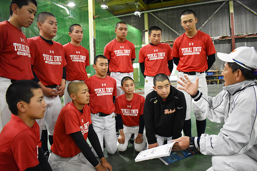 部員を指導する東海大菅生中等部の村上晋監督（右）【写真：高橋幸司】