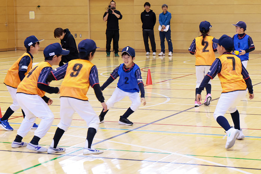 「ライン鬼」をする様子【写真：伊藤賢汰】