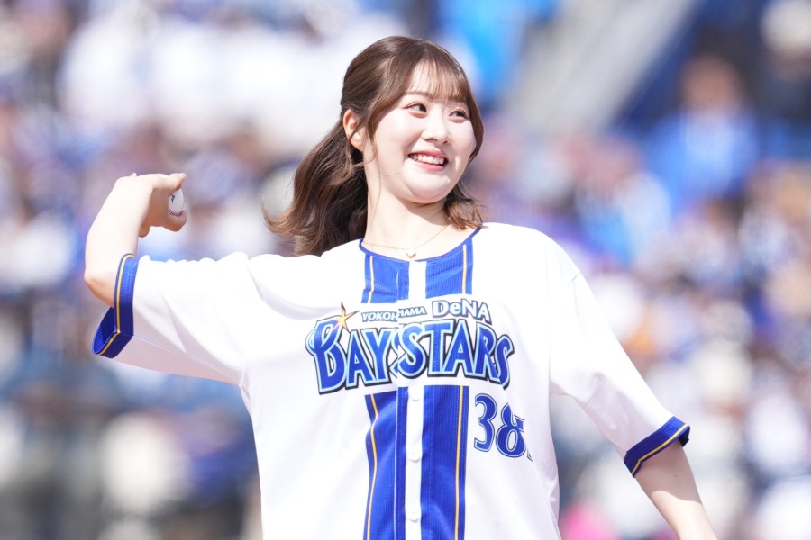 始球式を行ったプロゴルファーの都玲華さん【写真提供：産経新聞社】