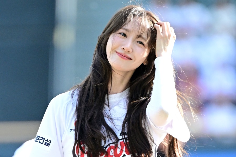 始球式に登場した「少女時代」のユナさん【写真：アフロ】