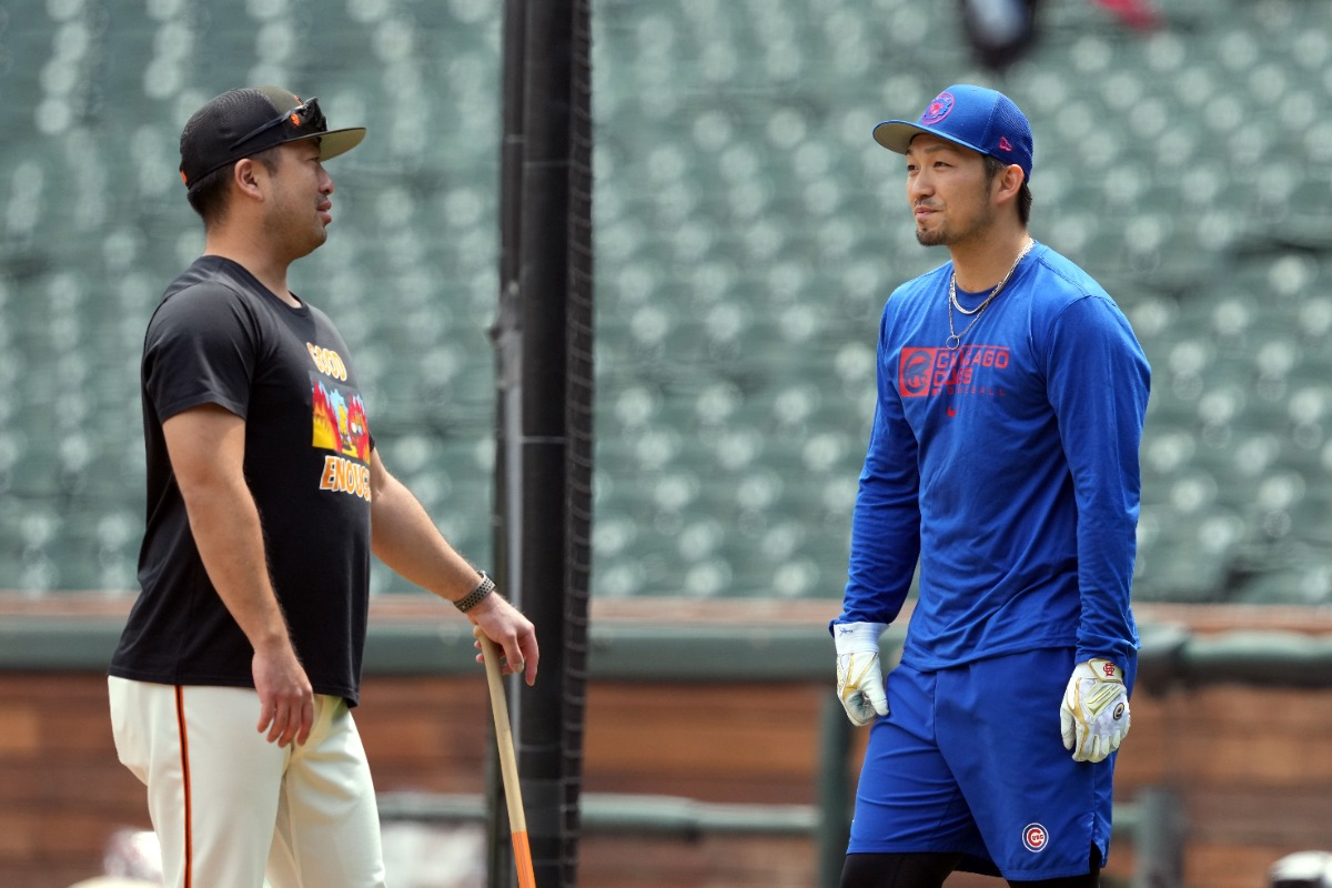 カブスの鈴木誠也と会話する植松コーチ（2022年）【写真：アフロ】