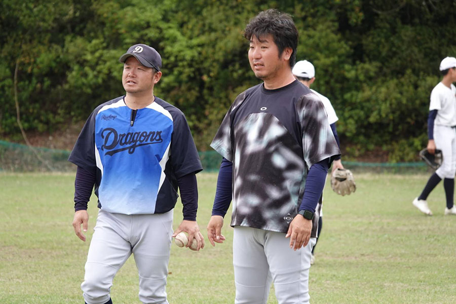 コーチを務める石井孝一さん（左）【写真：橋本健吾】