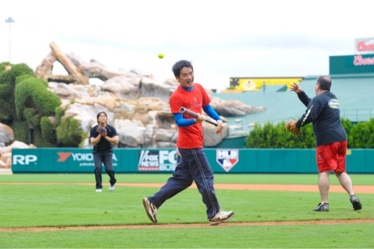 エンゼルスタジアムでの日米親善ソフトボールで凡退した筆者…この時は松井（左奥）は二塁手【写真：筆者提供】