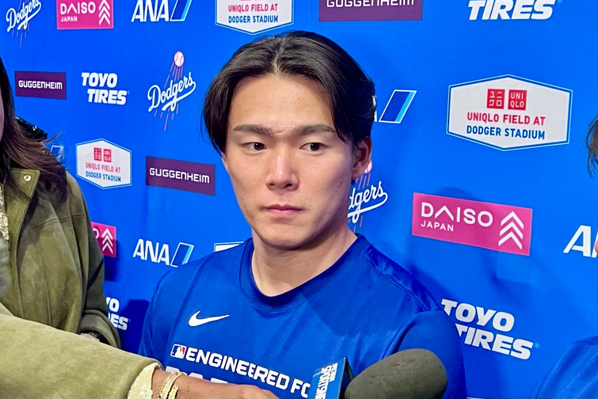試合後、取材に応じたドジャース・山本由伸【写真：小谷真弥】
