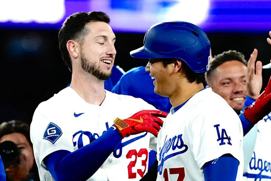 サヨナラ適時打を放ったドジャースのカイル・タッカー（左）と大谷翔平【写真：黒澤崇】
