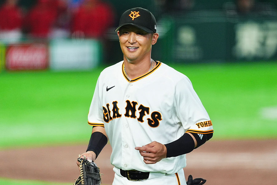 広島戦の6回、三塁で途中出場した巨人・吉川尚輝【写真：小林靖】