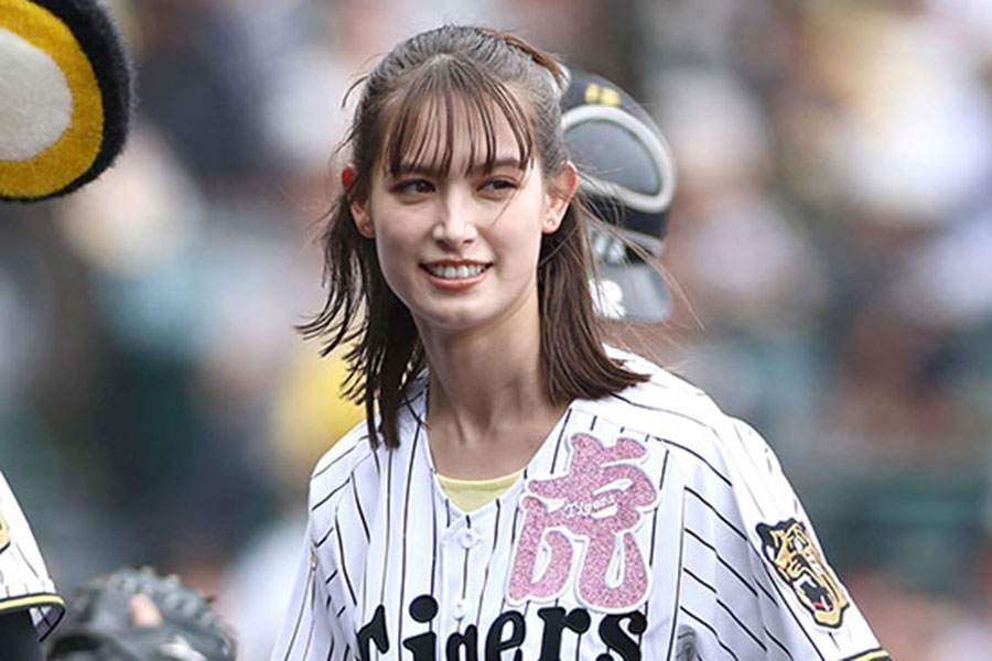 阪神-広島戦の始球式に登場したモデルのトラウデン直美さん【写真：産経新聞社】