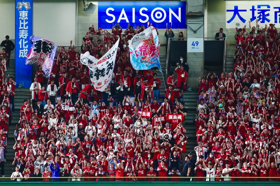 東京ドームで観戦する広島ファン【写真：小林靖】