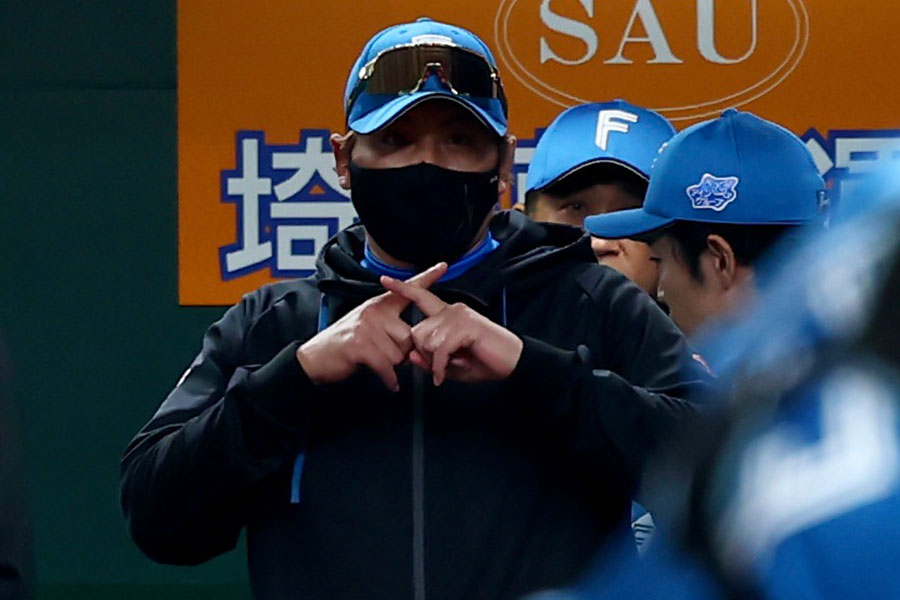 西武戦の指揮を執った日本ハム・新庄剛志監督【写真：加治屋友輝】