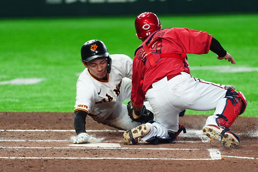広島戦で3点目のホームを踏んだ巨人・平山功太【写真：小林靖】