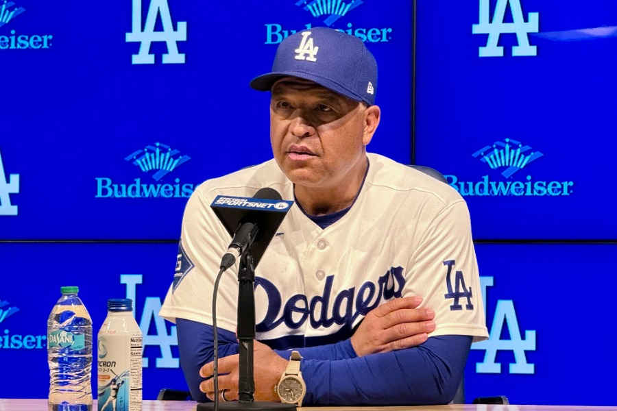 試合後の会見に臨んだドジャースのデーブ・ロバーツ監督【写真：小谷真弥】