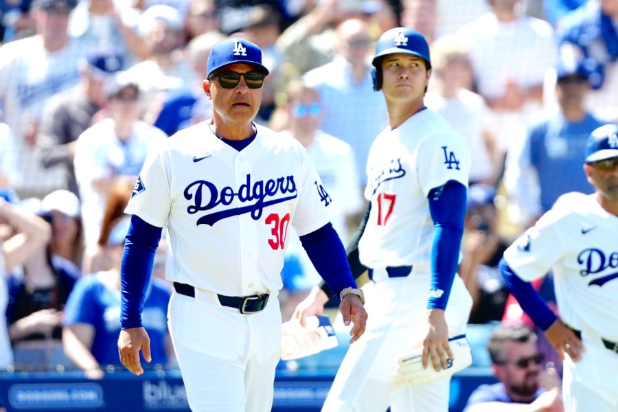 ドジャースのデーブ・ロバーツ監督（左）と大谷翔平【写真：黒澤崇】