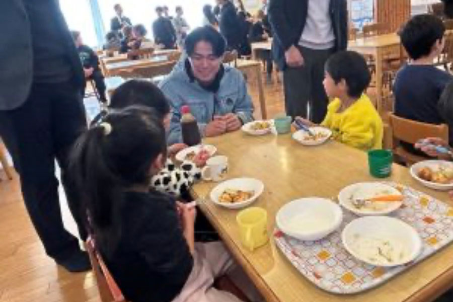 児童養護施設を訪問した際の山本由伸【写真提供：児童施設】