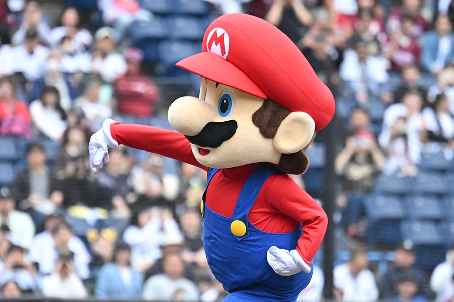 「スーパーマリオブラザース」のマリオがロッテ戦の始球式に登場【写真提供：産経新聞社】