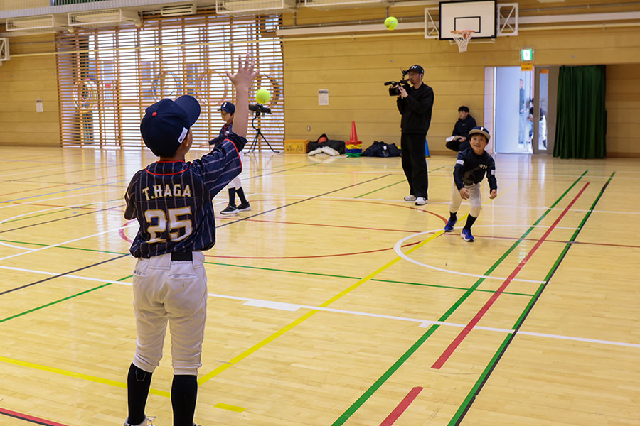 2つのボールを用い“応用キャッチボール”をする様子【写真：伊藤賢汰】