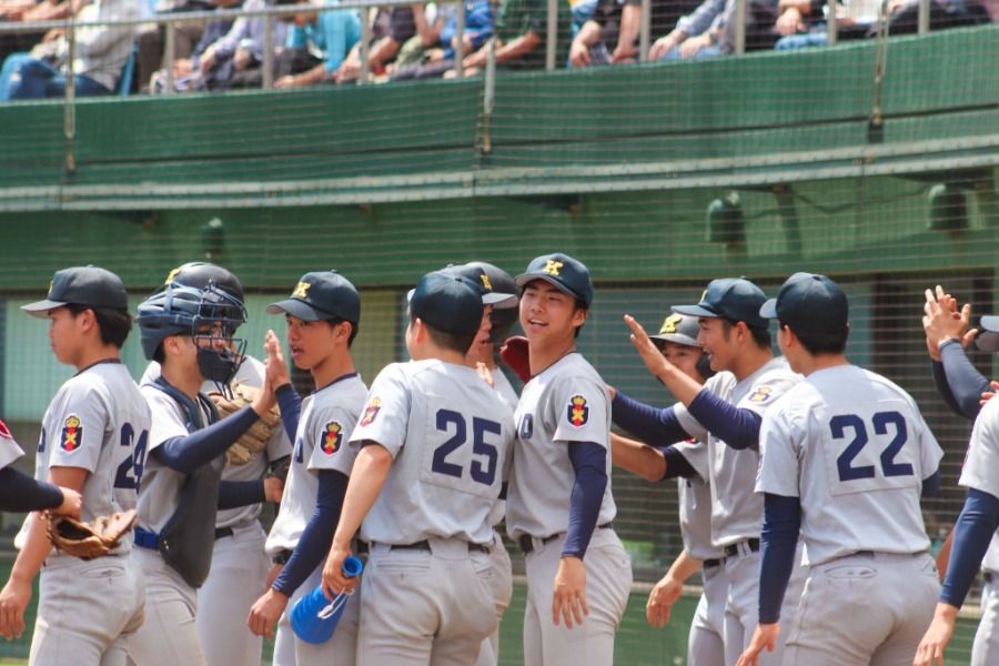 雰囲気がいい慶応ベンチ【写真：大利実】