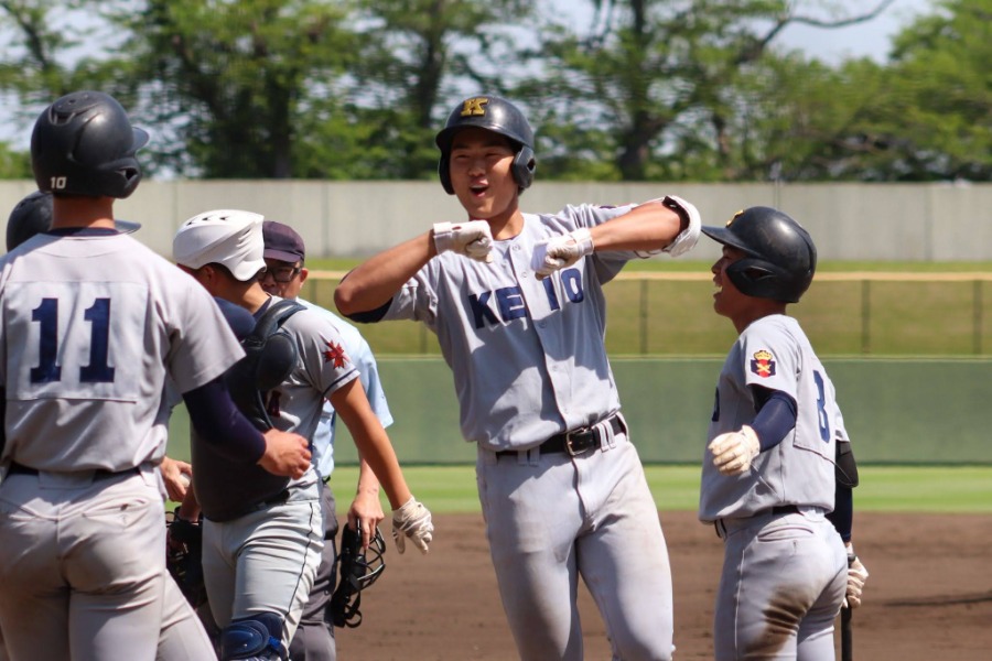 高校野球春季神奈川大会の準決勝・立花学園戦で2ランを放って喜ぶ慶応の渡辺英亜（中央）【写真：大利実】