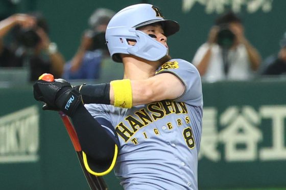 佐藤輝明は「早くメジャー行って」　投手崩れ落ち外野手追わず…確信弾は「飛ばしすぎや」