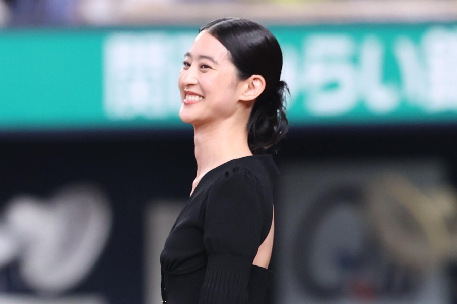 始球式の捕手を務めたモデルなどで活躍する青野楓さん【写真：栗木一考】