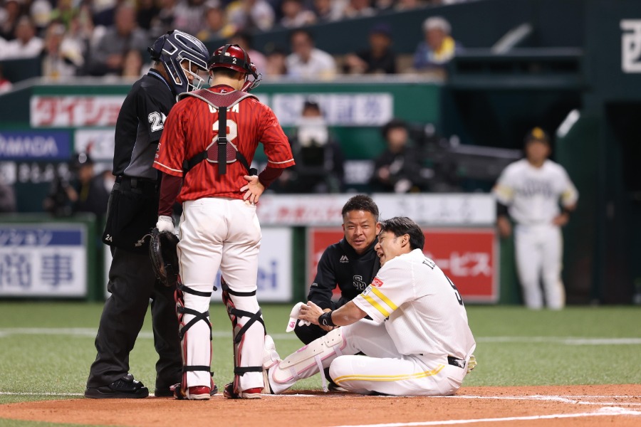死球を受けたソフトバンク・柳田悠岐【写真：栗木一考】